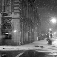 снег в ночном городе