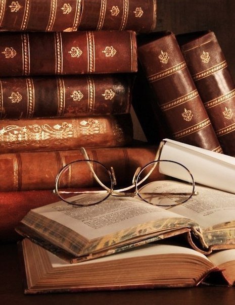 Старинные книги - очки, книги - оригинал