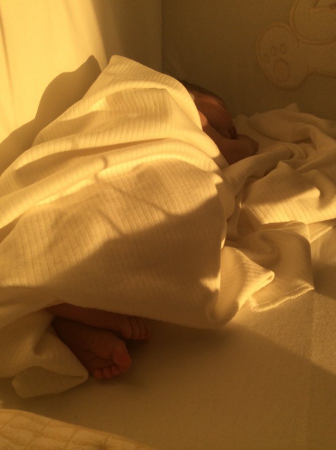 Впервые в своей кроватке) - ребенок в кроватке, малыш. спит - оригинал