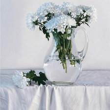 Белые хризантемы в стеклянном кувшине