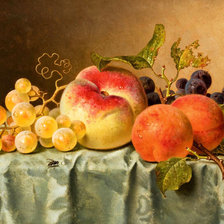 Сочные персики и виноград