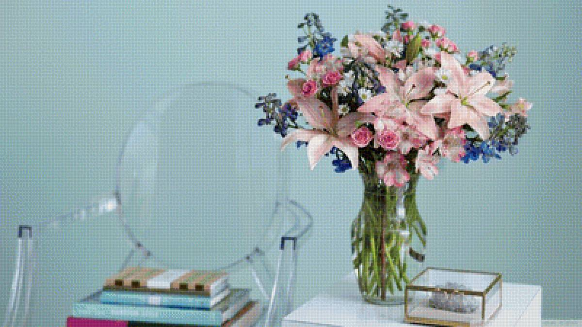 цветы в стеклянной вазе на столе - цветы в вазе, цветы в воде, полевые цветы, лилии - предпросмотр