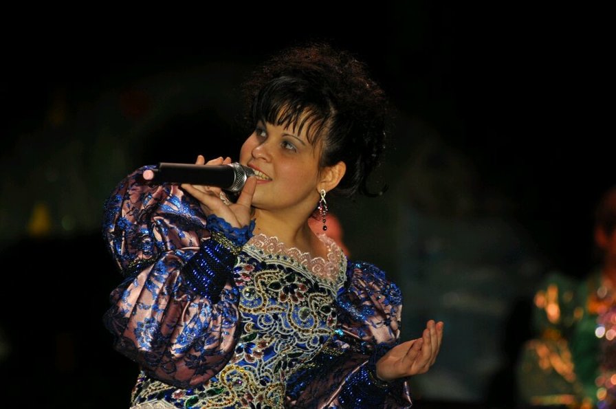 Девушка которая поет - оригинал