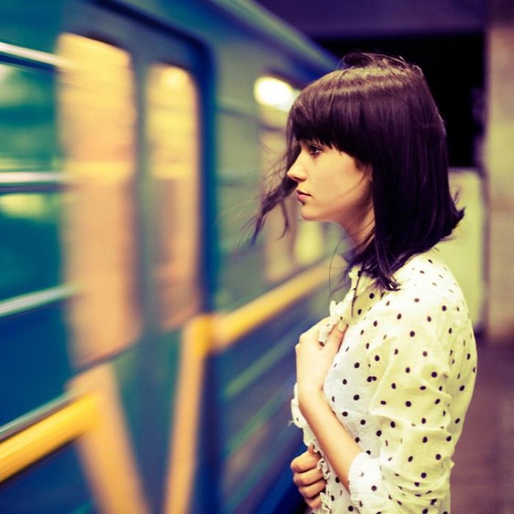 Девушка - поезд, девушка - оригинал