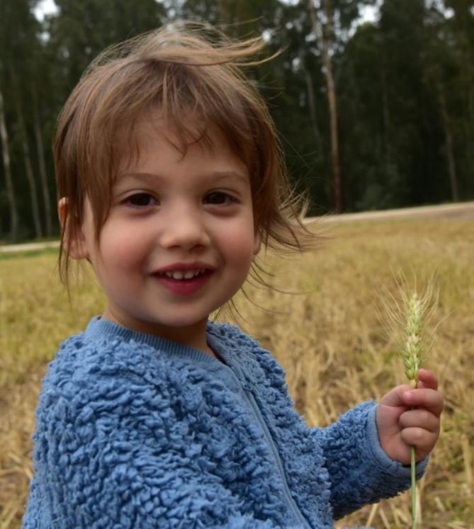 Саша в поле - ребенок - оригинал