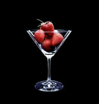 Клубника в бокале - натюрморт., клубника - оригинал
