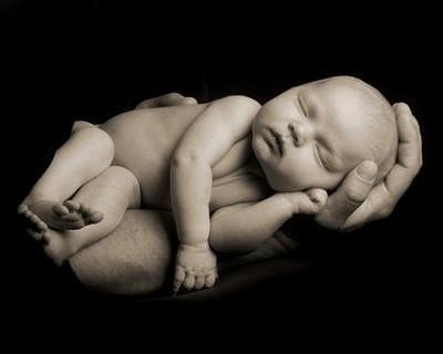 малыш на руке - на руке малыш, малыш - оригинал