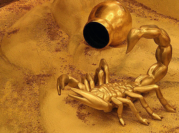 золотой скорпион - скорпион - оригинал