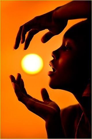 "Вдыхая солнце" - солнце, закат, девушка негритянка - оригинал