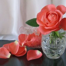 Роза в хрустальной вазе
