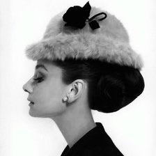 Схема вышивки «Одри Хепберн в шлепке»