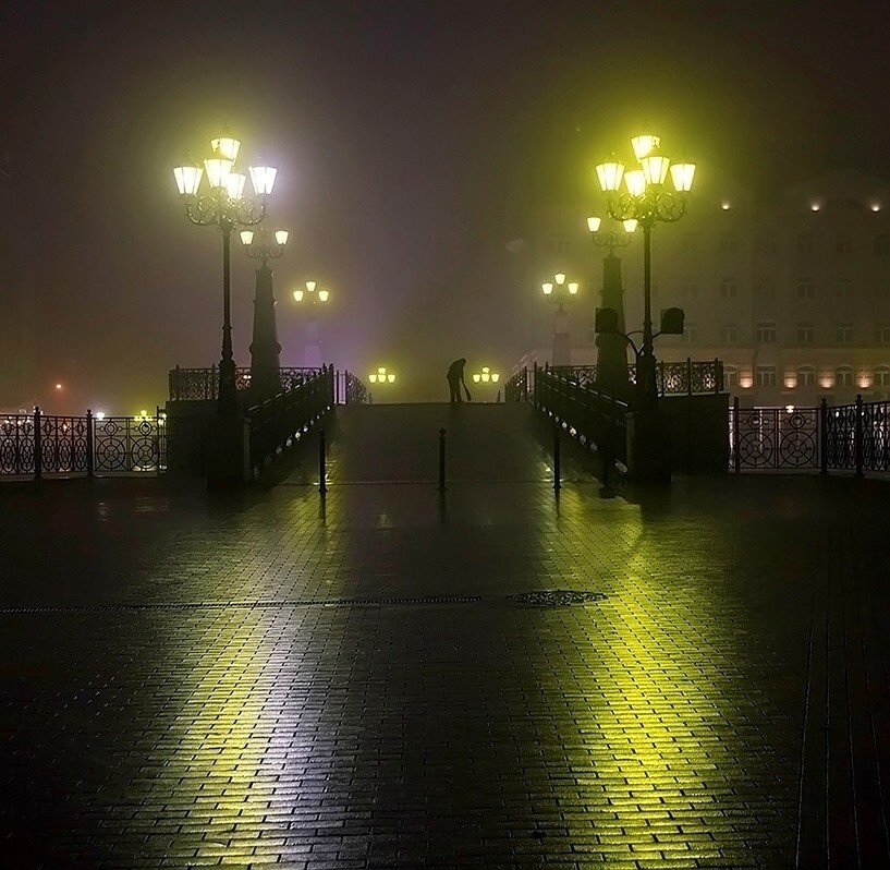 Ночной город - фонари, дождь, мост, человек - оригинал