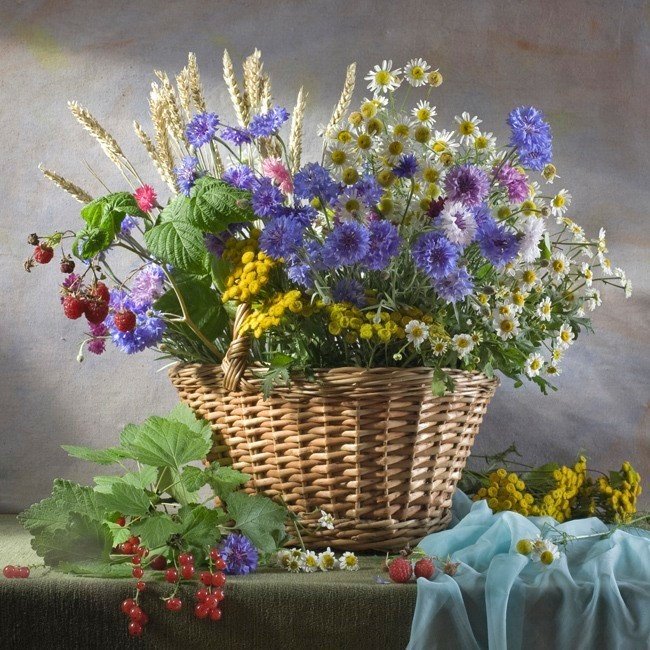 Натюрморт с полевыми цветами - ромашки, скатерть, стол, ягоды, васильки, корзина - оригинал