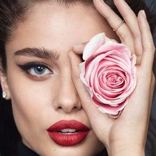 Девушка с розой