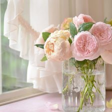 Схема вышивки «букетик у окна»