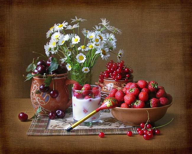 Натюрморт - ваза, черешня, натюрморт, ягоды, ромашки, клубника, цветы - оригинал