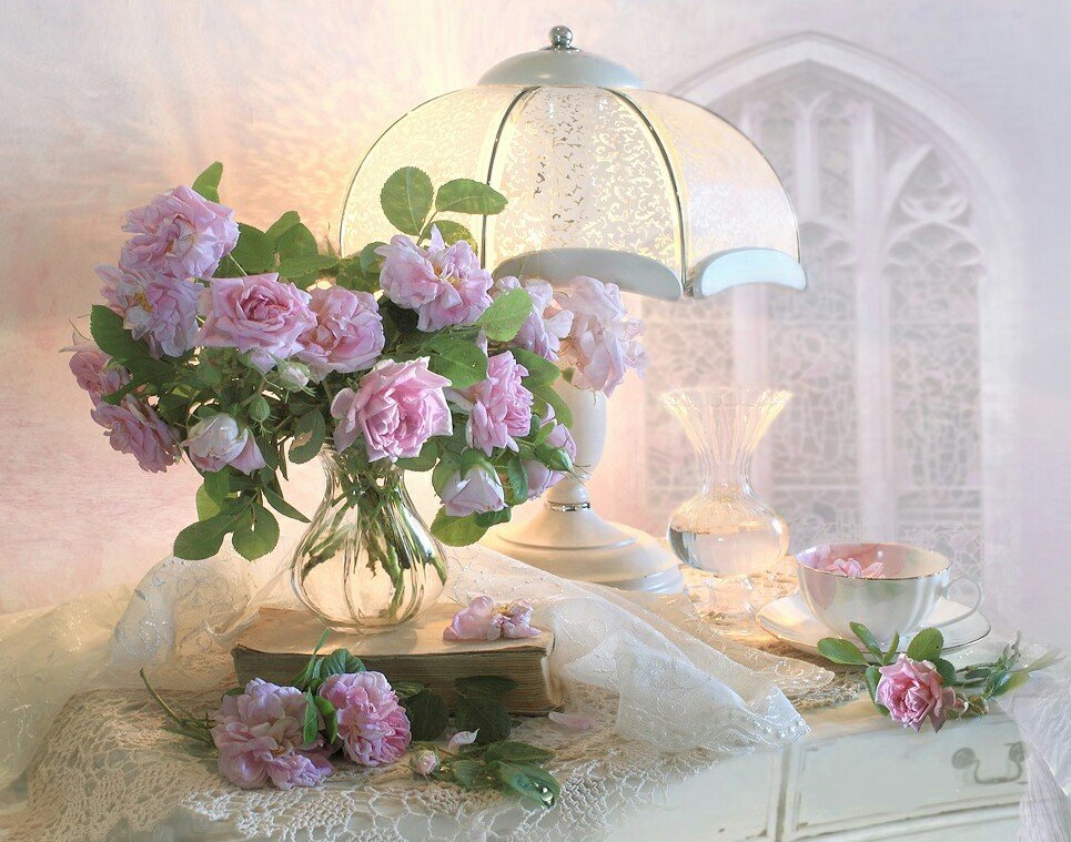Натюрморт - лампа, цветы, натюрморт, букет, розы, книга - оригинал