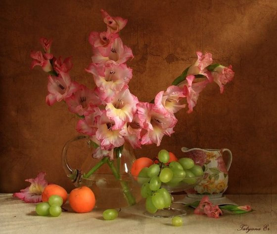 Натюрморт с гладиолусами - натюрморт, цветы, фрукты, виноград, гладиолусы - оригинал
