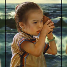 Девочка слушает море.