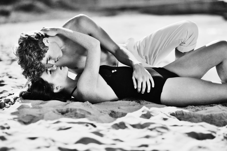 Пара на пляже - любовь, пара, чб, чувства, пляж, влюбленные, нежность, лето - оригинал