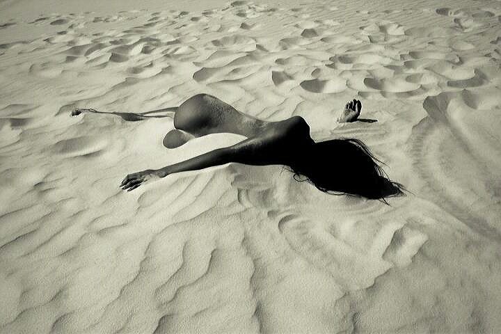 Девушка в песках - оригинал