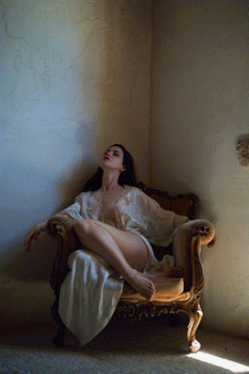 Девушка в кресле - красивая девушка - предпросмотр