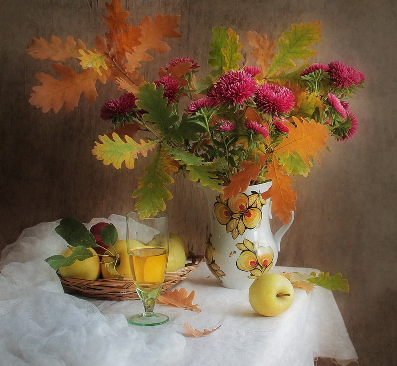 осенний букет - стол, бокал, вино, яблоки, ваза, цветы, астры, листя - оригинал