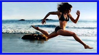 Девушка, бегущая  по краю прибоя - бег, девушка, берег моря - оригинал