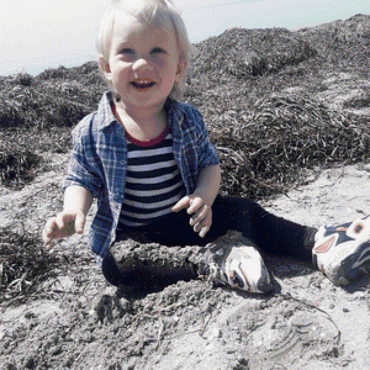 Малыш на берегу моря - ребенок, море, пляж. - предпросмотр