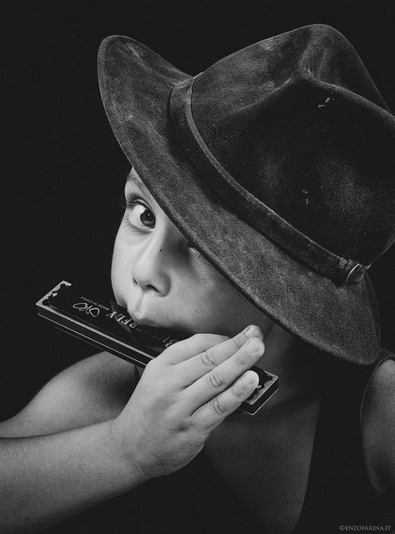 Мальчик - шляпа, музыка, гармошка, мальчик - оригинал