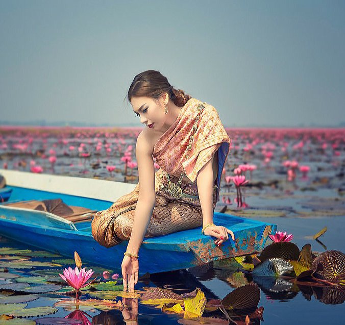 Тайка в лодке на пруду с лотосами - вода, пруд, красивая девушка, лодка, лотосы, озеро, цветы - оригинал