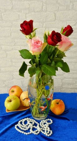 натюрморт - бусы, розы, цветы, яблоки, натюрморт, ваза, букет, стол - оригинал