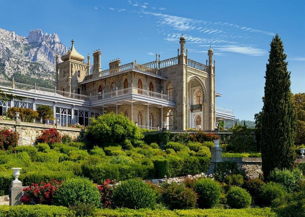 Вид на Воронцовский дворец из парка - деревья, крым, дворец, парк - оригинал