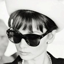 Схема вышивки «audrey con gafas»
