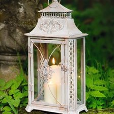 фонарь в саду