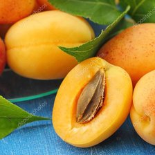Спелые абрикосы