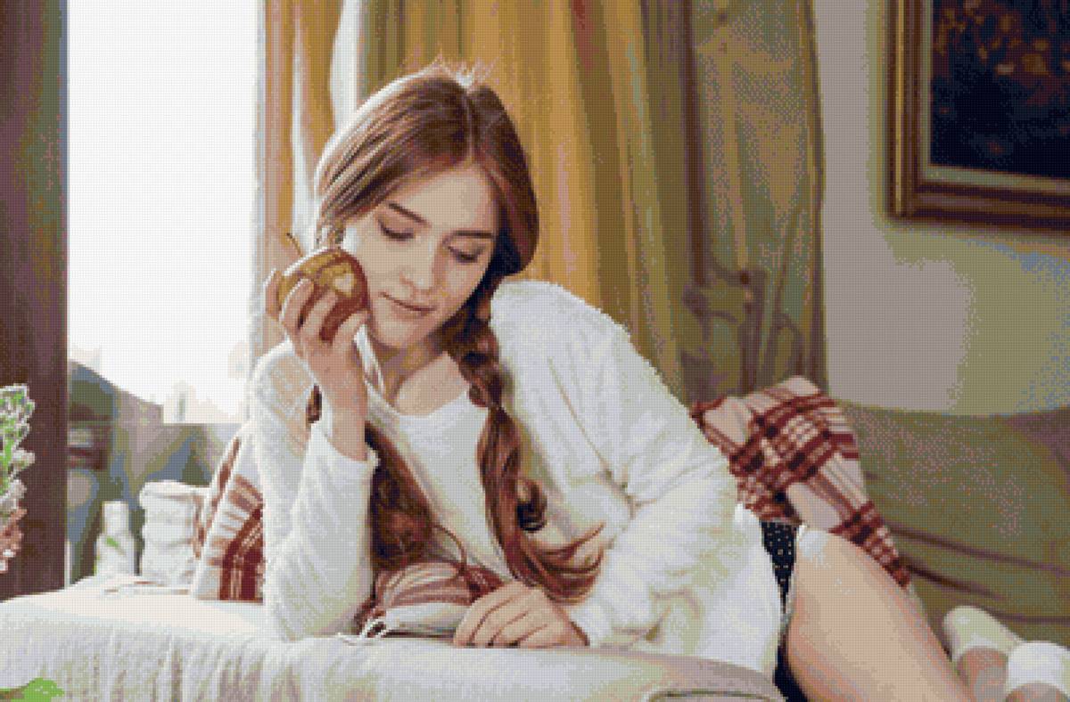 девочка с яблоком сидит держась на спинку дивана - интерьер, эротические, милые, девочка, предметы, яблоко, еда - предпросмотр