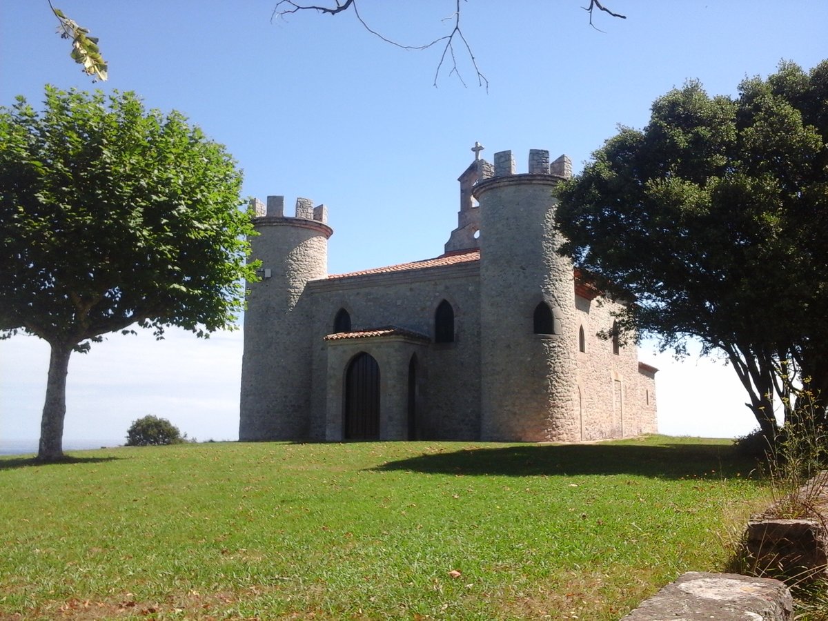 llanes asturias - verano, parroquia, verde, campo, castillo, asturias, llanes - оригинал