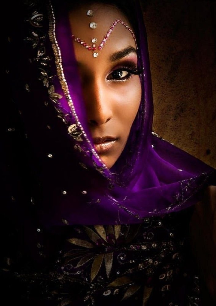 Девушка в фиолетовом платке - оригинал