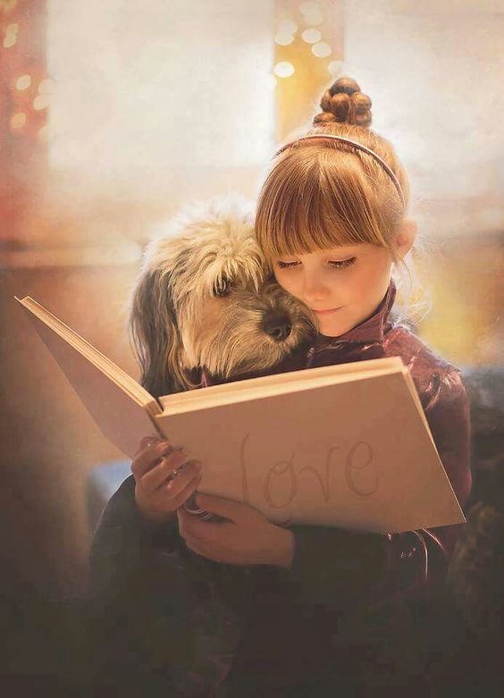 niña leyendo con su perro - оригинал