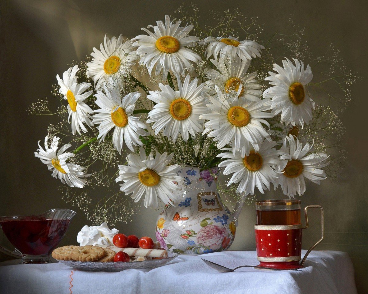 Mesa decorada para o chá. - flores. frutas .chá. - оригинал