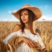 красивая женщина в поле