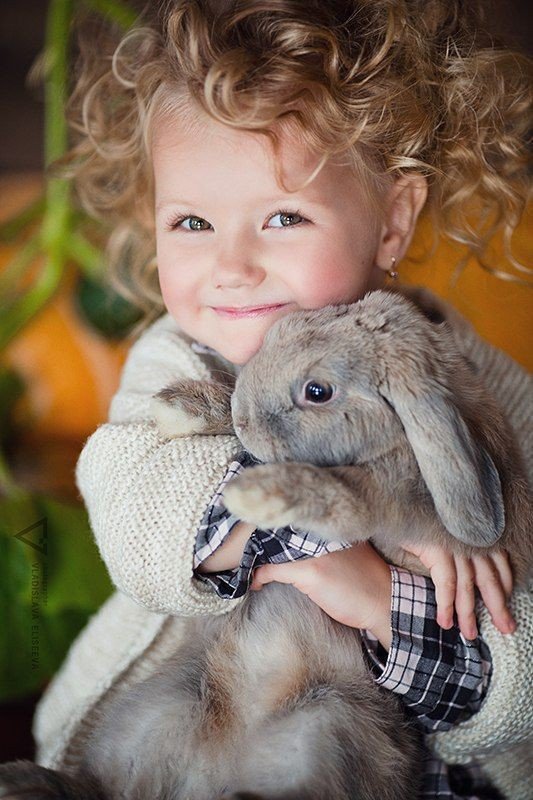 Девочка с кроликом - животные, дети - оригинал