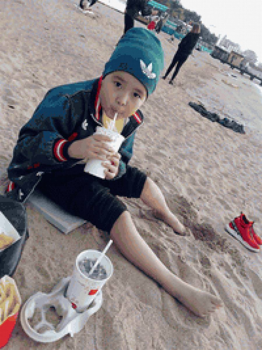 Ребенок - море, песок - предпросмотр