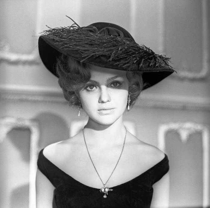 Светлана Пенкина в роли Кати - "хождение по мукам", шляпа с перьями, красавица - оригинал