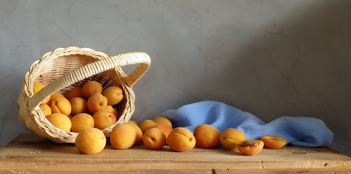Корзина с абрикосами - абрикосы, фрукты, оранжевый, корзина, натюрморт - оригинал