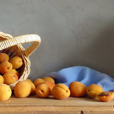 Корзина с абрикосами
