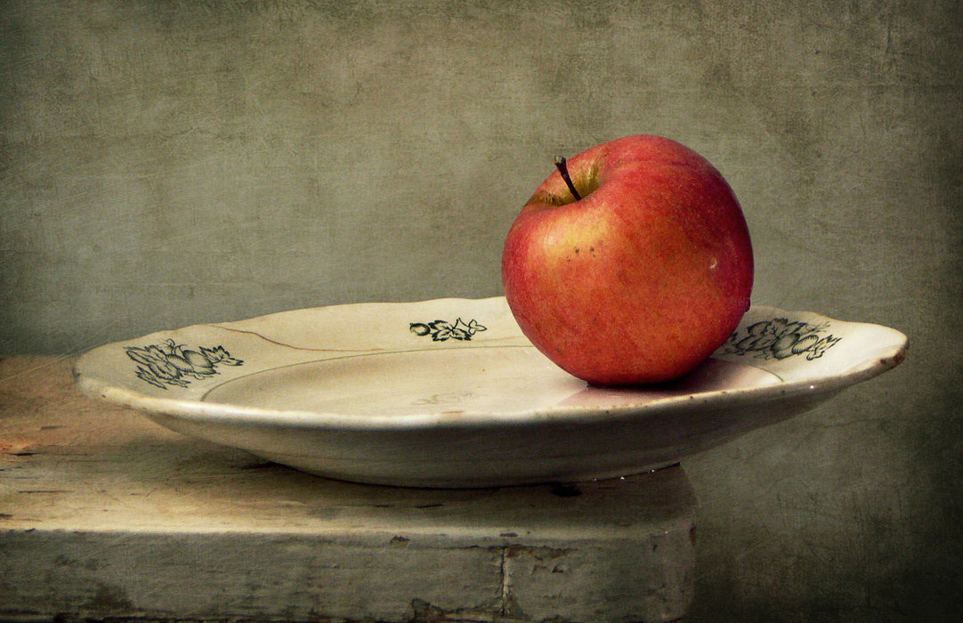 Эх, яблочко, да на тарелочке - яблоко, натюрморт, тарелка - оригинал