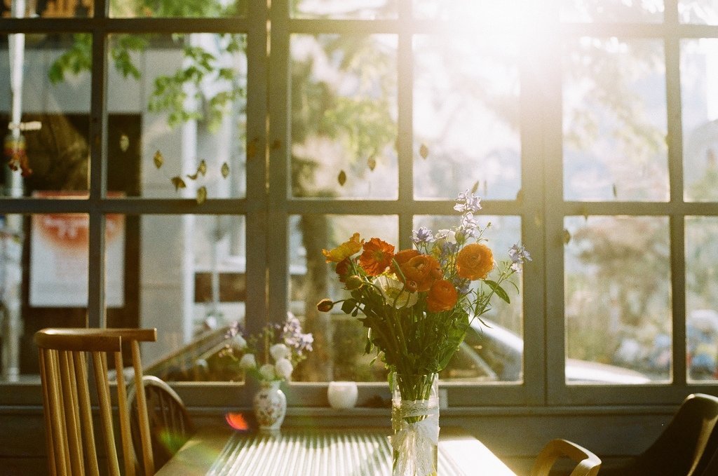 букет на столике - столик, маки, окно, букет, кафе - оригинал