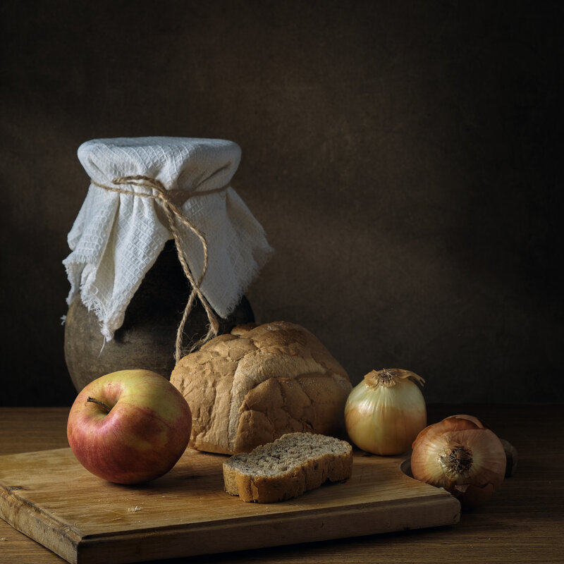 Деревенский натюрморт - яблоко, кухня, крынка, хлеб, лук, натюрморт - оригинал